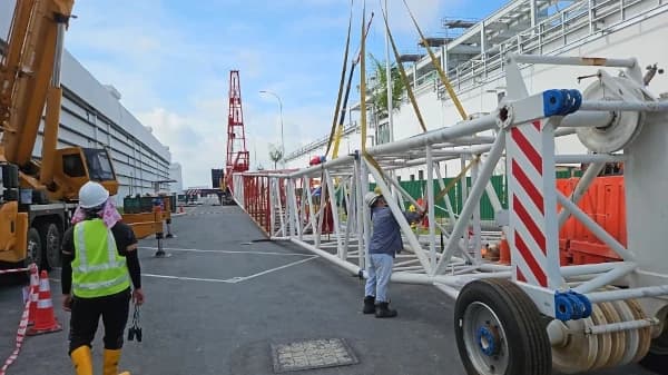 Superior Crane team assembling a large crane luffing jib on site